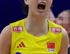 穆古鲁扎回归赛场，连败首场状态亮眼，中国队观众沸腾！的简单介绍