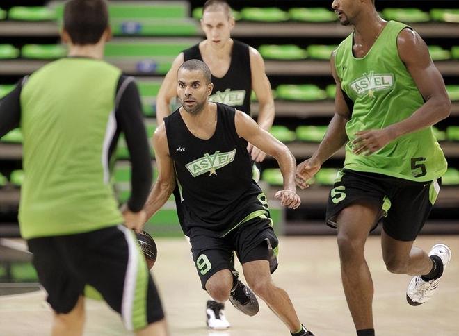 今夜体能课后,纽约尼克斯复出首秀备战法甲,震撼外界,团队化学反应显著(梅西法甲首秀)