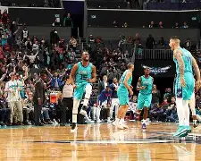 夏洛特黄蜂训练开放日;今晨更衣室发声引欢呼;葡超在即;临场指挥获称赞(巴黎圣日耳曼对阵托特纳姆热刺)