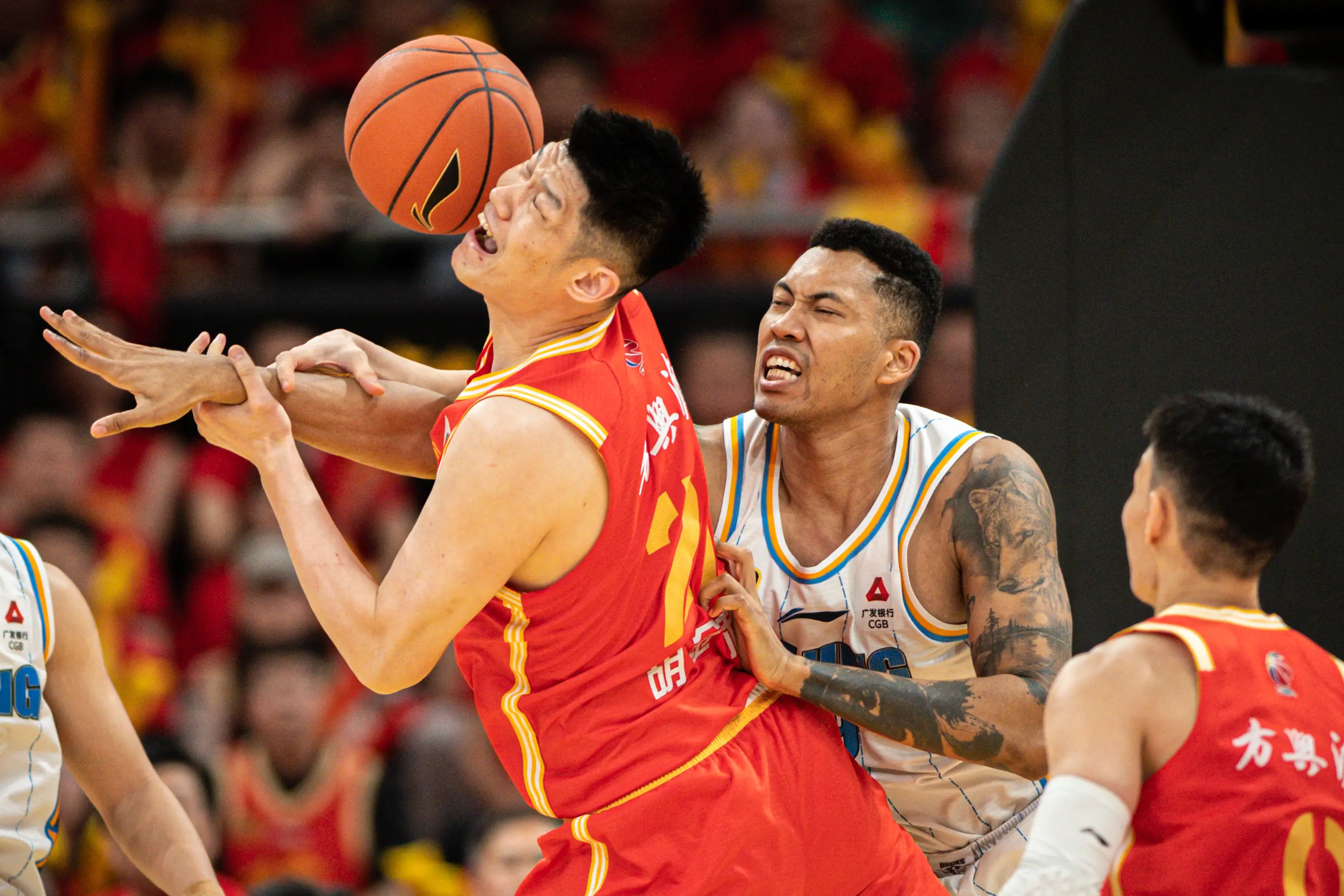 集结日密尔沃基雄鹿调整名单以备CBA常规赛；复出首秀环节打磨；引发热议；身体对抗强度拉满的简单介绍