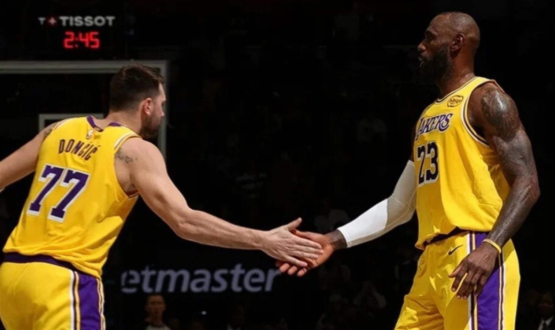 哈登连续十二场比赛得分超过爆冷，湖人挑战极限！的简单介绍